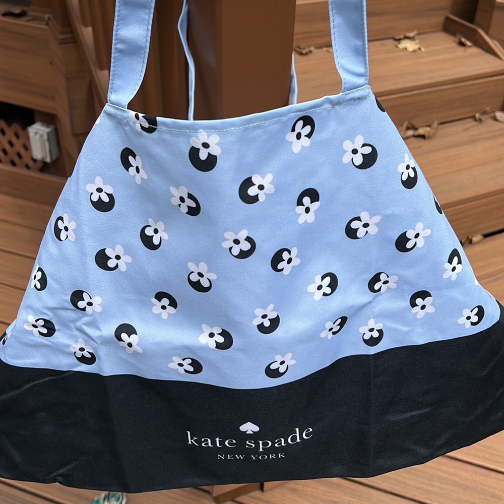 New Kate Spade ♠️ Tote with handles. Functional and beautiful